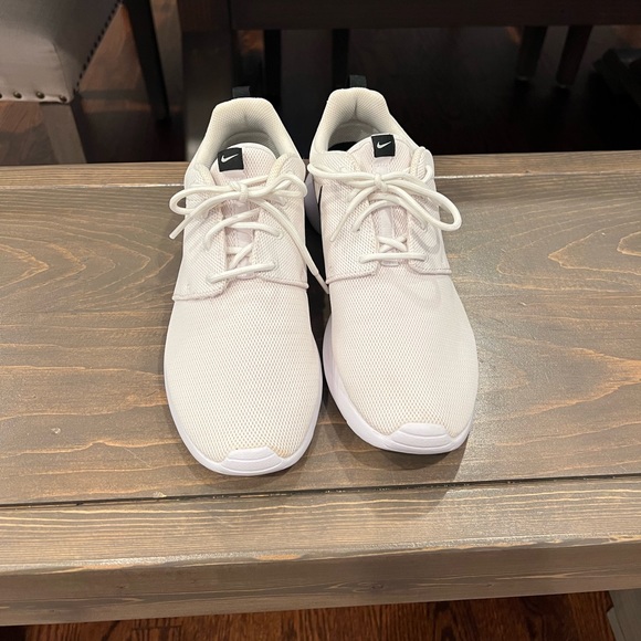 NIKE Roshe One Women’s Sneakers - Picture 2 of 3